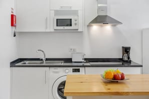 Réfrigérateur, micro-ondes, plaque de cuisson, cafetiÚre/bouilloire