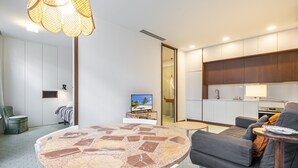 Een moderne woonkamer met een ronde tafel, een bank en een televisie.