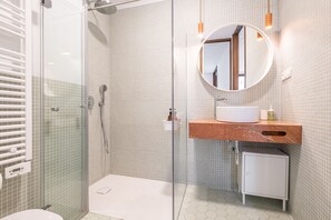 Dusche, Haartrockner, Handtücher