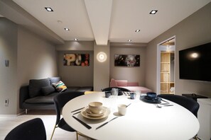 2 bedrooms - Real Life Kudanshita Chic 2-bedroom 6pax 3mins sub (Tokyo)