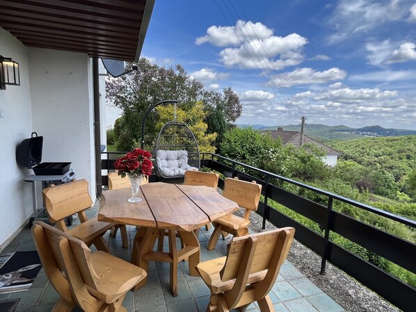 Outdoor dining - SUNRISE with large terrace and far-reaching views (Pirmasens-Erlenbrunn)