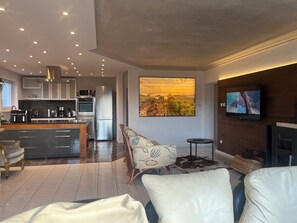 TV, books - SUNRISE with large terrace and far-reaching views (Pirmasens-Erlenbrunn)