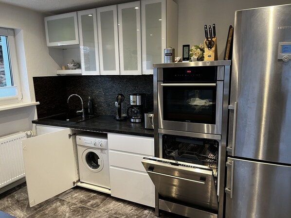 Fridge, oven, stovetop, dishwasher - SUNRISE with large terrace and far-reaching views (Pirmasens-Erlenbrunn)