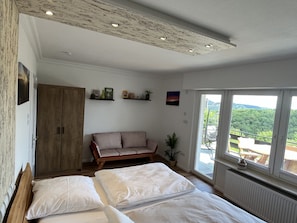 2 bedrooms, desk, free WiFi, bed sheets - SUNRISE with large terrace and far-reaching views (Pirmasens-Erlenbrunn)