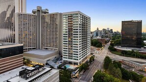 Stadsgezicht met moderne wolkenkrabbers, waaronder een hotel genaamd Cristo Rey.