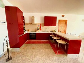 Frigorifero, forno, piano cottura, lavastoviglie