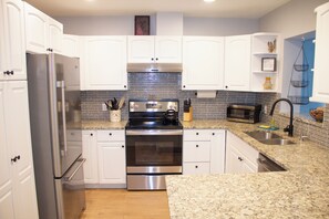 Fridge, microwave, stovetop, dishwasher
