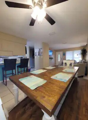 Dining - Pet friendly 10 min to Pensacola Beach (Gulf Breeze)
