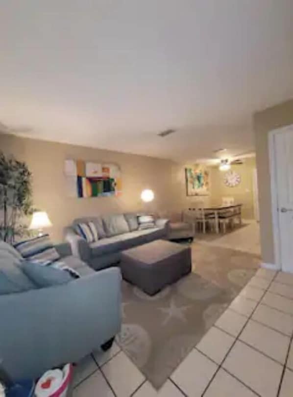 Smart TV - Pet friendly 10 min to Pensacola Beach (Gulf Breeze)