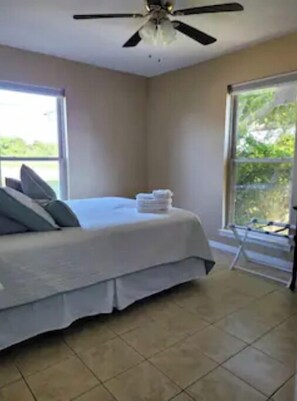 3 bedrooms, desk, iron/ironing board, free WiFi - Pet friendly 10 min to Pensacola Beach (Gulf Breeze)
