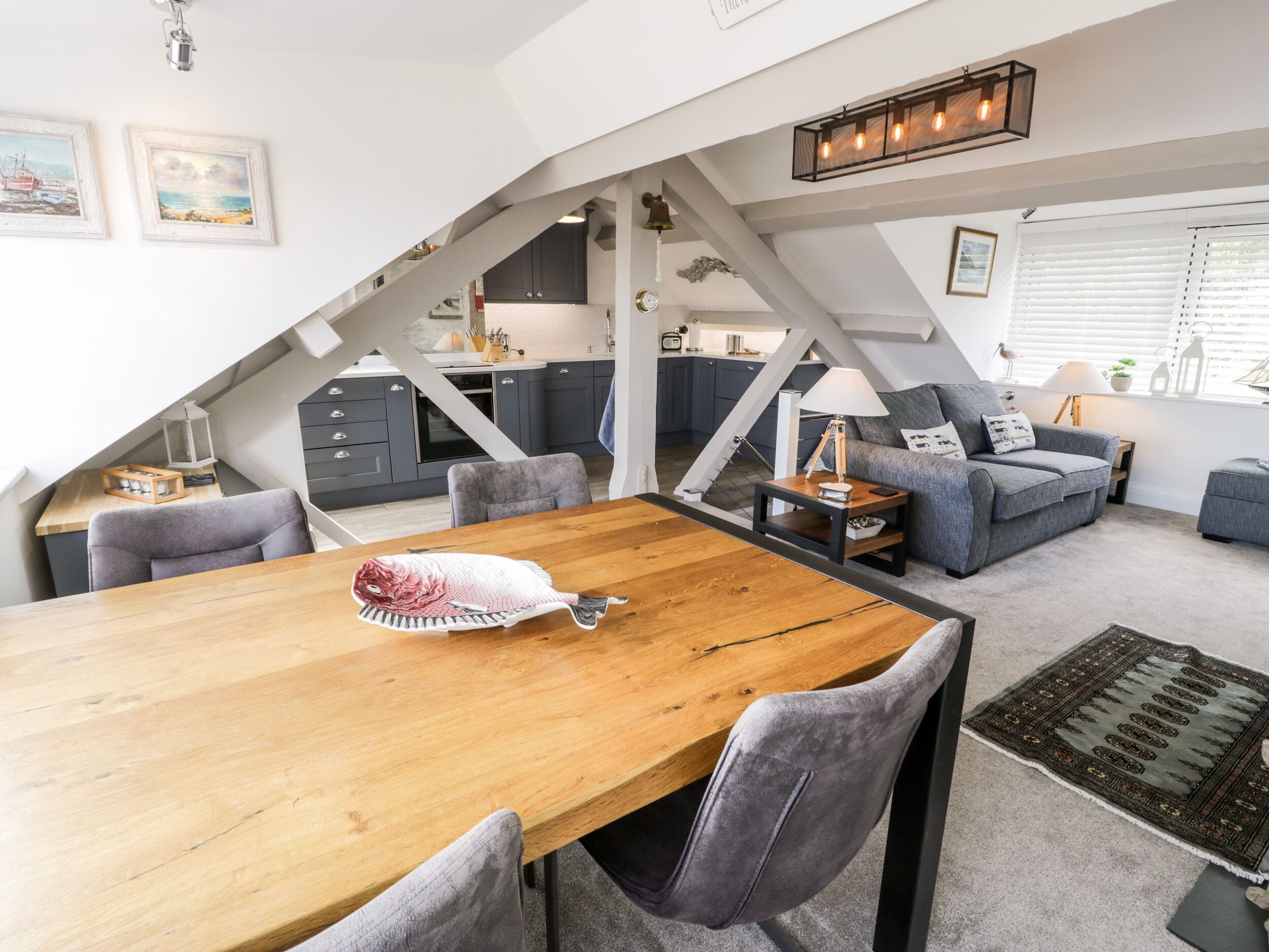 Un espacio habitable tipo loft con comedor, cocina y zona de estar.