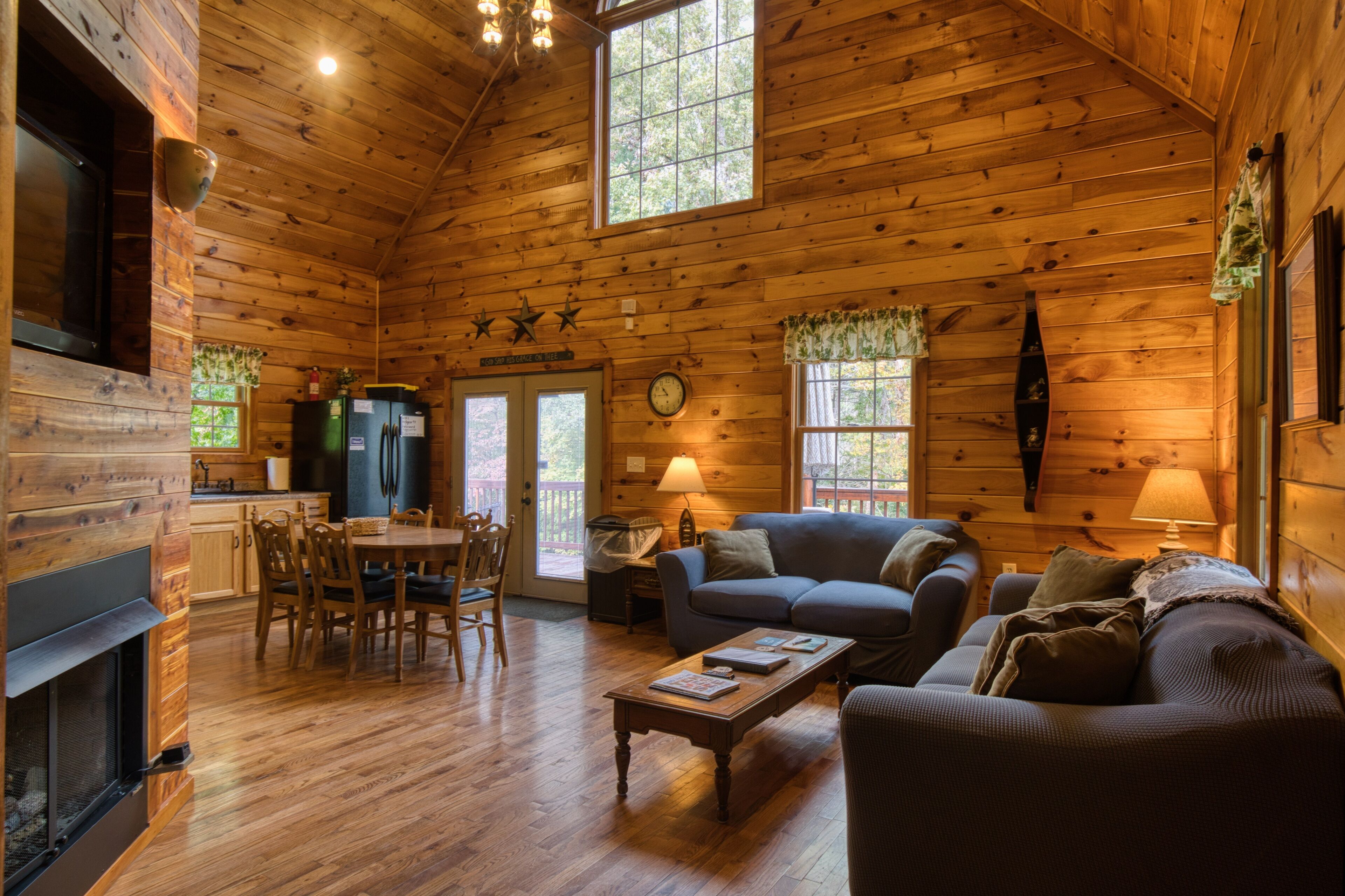 Tv, eldstad och böcker