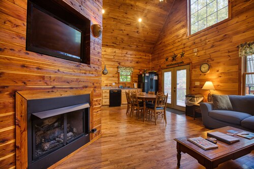 Whistling Timbers Cabin, <1 mile from S. Holston River/Dam, pet-friendly w/fee