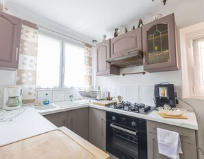 Réfrigérateur, micro-ondes, plaque de cuisson, lave-vaisselle