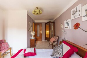 1 habitación, tabla de planchar con plancha y ropa de cama 