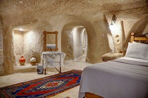 Suite Romantis | Seprai premium, minibar, brankas, dan didekorasi berbeda-beda