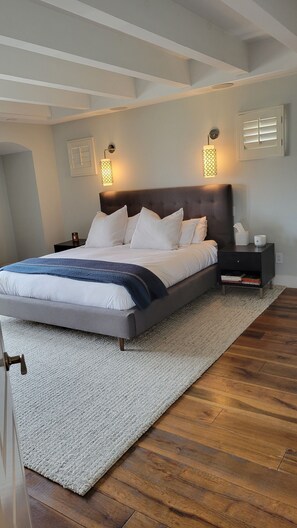 4 camere, una scrivania, ferro/asse da stiro, culla da viaggio