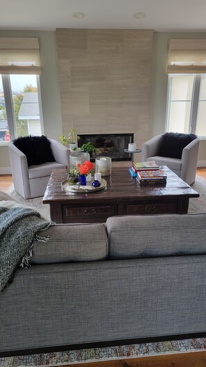 Smart TV, caminetto, impianto stereo, monitor per computer