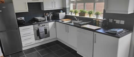 House | Private kitchen | Fridge, microwave, oven, stovetop