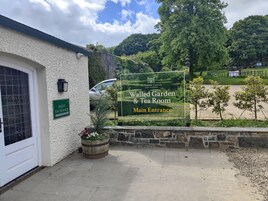 Señal para la entrada principal del Jardín Amurallado y la Sala de Té de Glenarm Castle and Garden.
