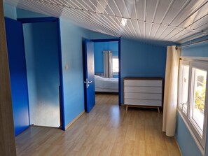 6 habitaciones, tabla de planchar con plancha y cuna de viaje 