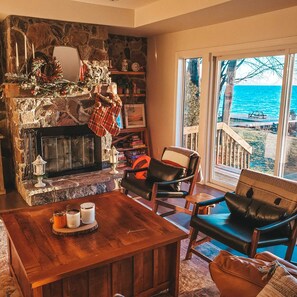 Smart TV, fireplace, DVD player, books - Charming lake front, private beach cottage surrounded by nature (Orillia)