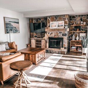 Smart TV, fireplace, DVD player, books - Charming lake front, private beach cottage surrounded by nature (Orillia)