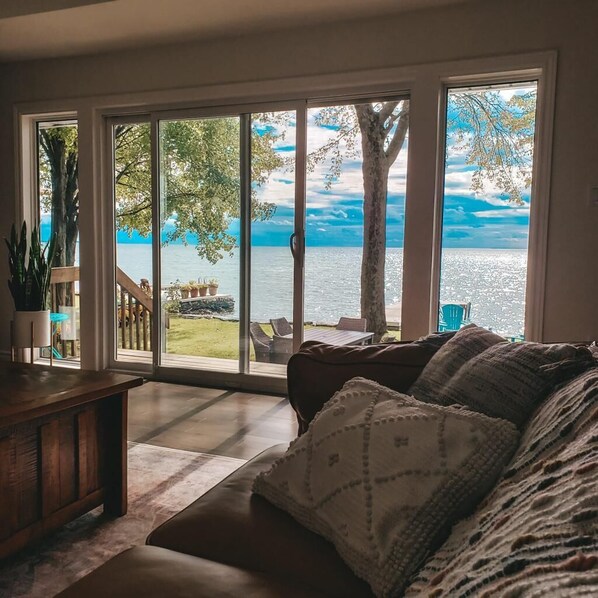 Smart TV, fireplace, DVD player, books - Charming lake front, private beach cottage surrounded by nature (Orillia)