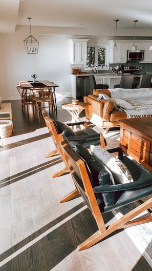 3 bedrooms, travel cot, free WiFi, bed sheets - Charming lake front, private beach cottage surrounded by nature (Orillia)