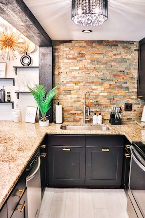 Private kitchen - The Modern House - FREE POOL & LAKE CLUB ACCESS (Lake Harmony)