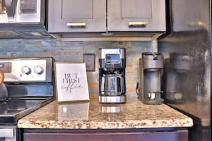 Private kitchen - The Modern House - FREE POOL & LAKE CLUB ACCESS (Lake Harmony)