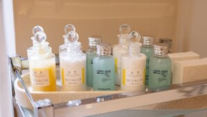 Ein Badezimmerschrank mit verschiedenen Pflegeprodukten, darunter Lotion und Conditioner.