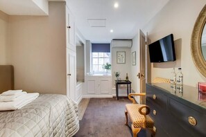 1 bedroom, WiFi, bed sheets - Cozy Single Room in the Heart of Knightsbridge (Greater London)