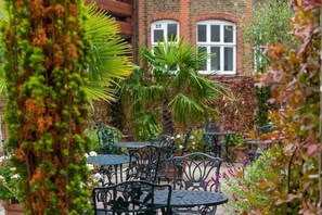 Outdoor dining - Elegant 2 Room Suite in the Heart of Knightsbridge (Greater London)