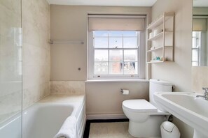 Shower - Spacious Room in the Heart of Knightsbridge (Greater London)