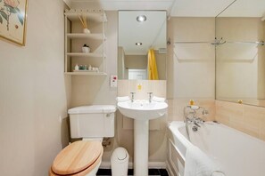 Shower, towels - Exquisite Room in the Heart of Knightsbridge (Greater London)