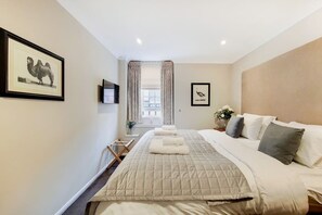 1 bedroom, WiFi, bed sheets - Exquisite Room in the Heart of Knightsbridge (Greater London)