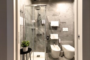 Dusche, Regendusche, Designer-Toilettenartikel, Haartrockner