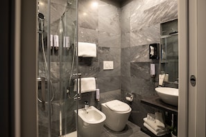 Habitación superior | Baño | Regadera, regadera tipo lluvia, amenidades de baño de diseñador 