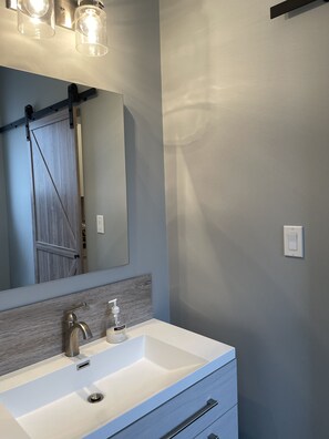 Duschwanne, Haartrockner, Seife, Shampoo