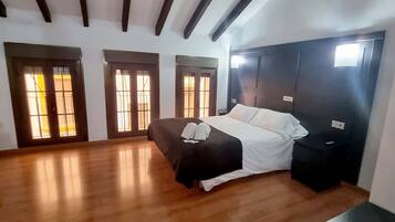 Minibar, Zimmersafe, Schreibtisch, Verdunkelungsvorhänge