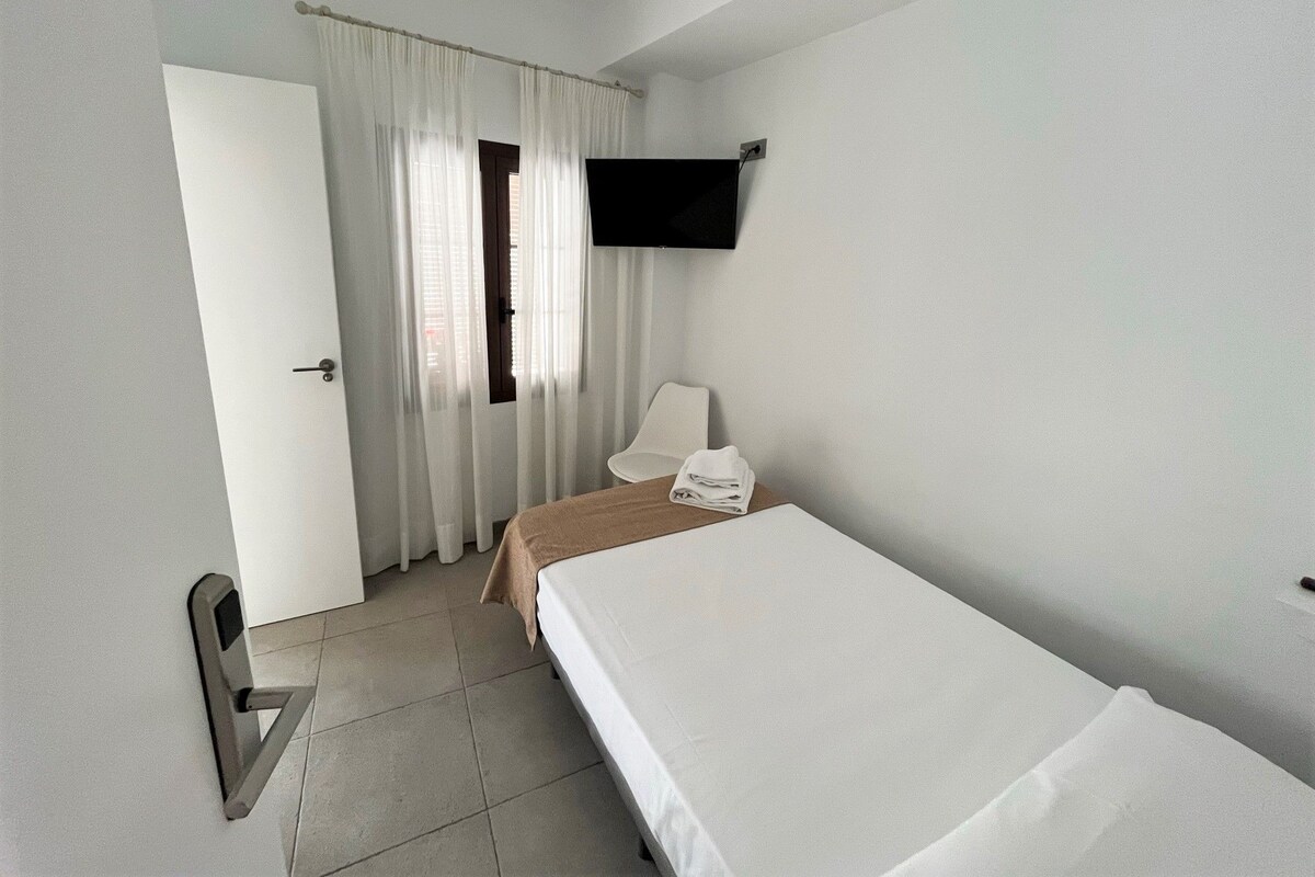 Minibar, caja fuerte, escritorio y cortinas opacas
