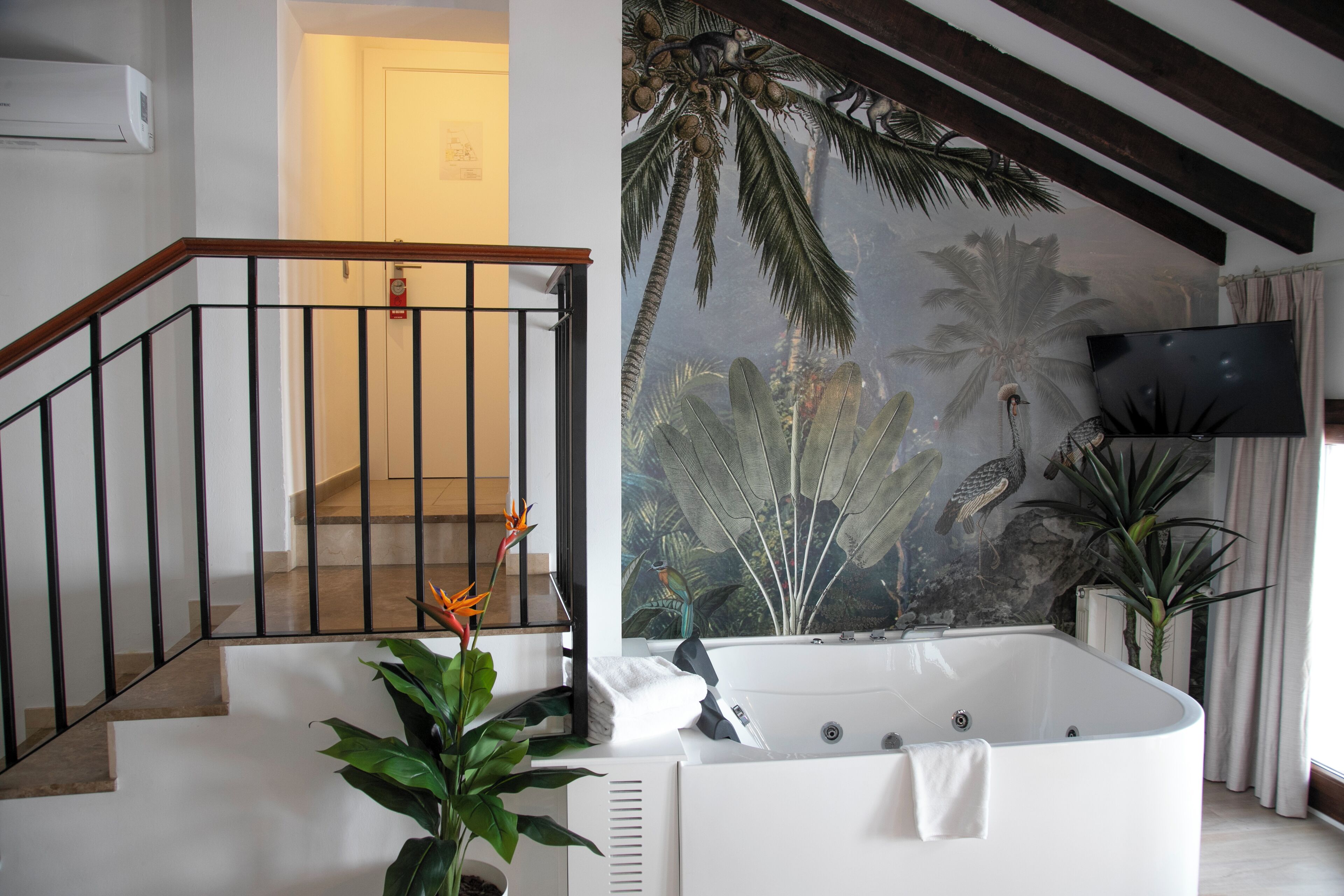 Minibar, pengeskab på værelset, skrivebord, mørklægningsgardiner