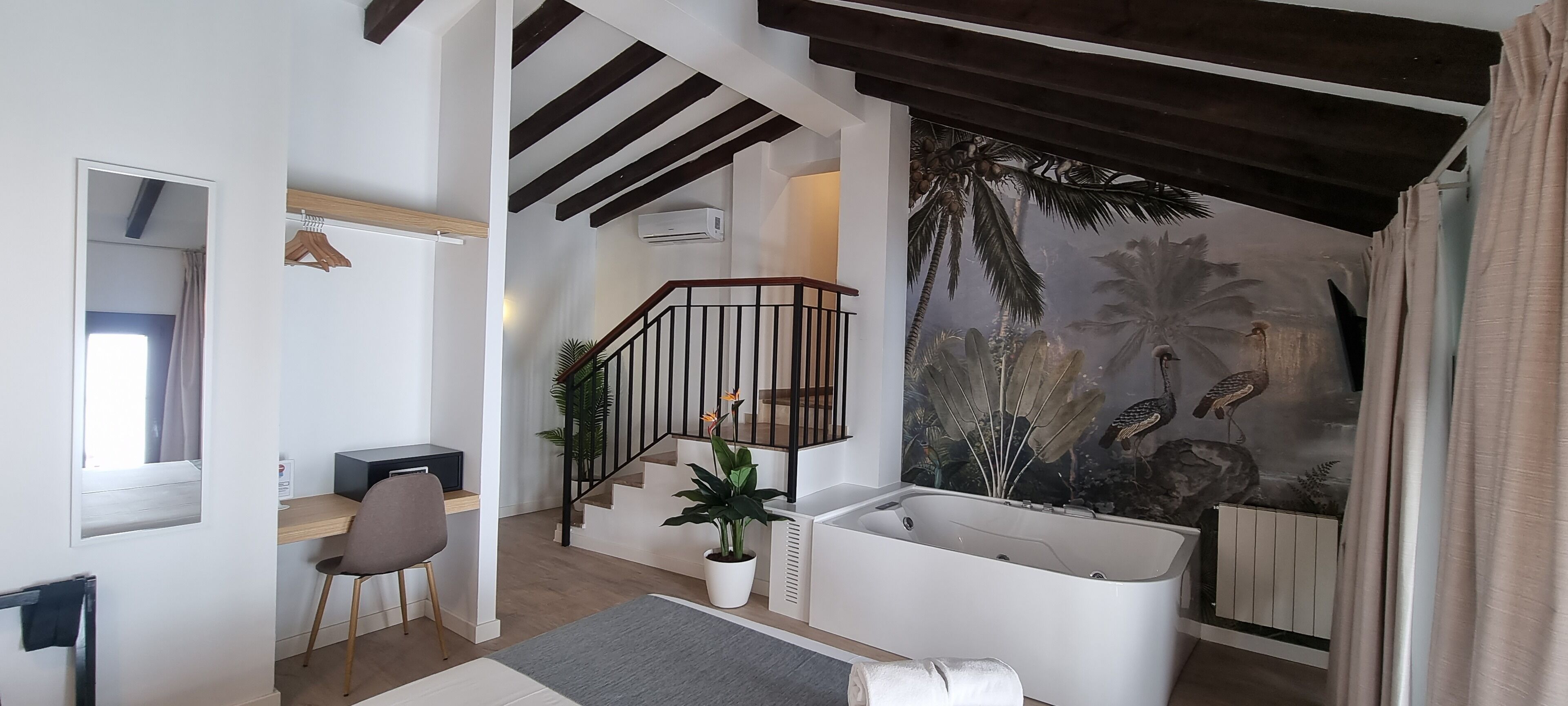 Minibar, pengeskab på værelset, skrivebord, mørklægningsgardiner