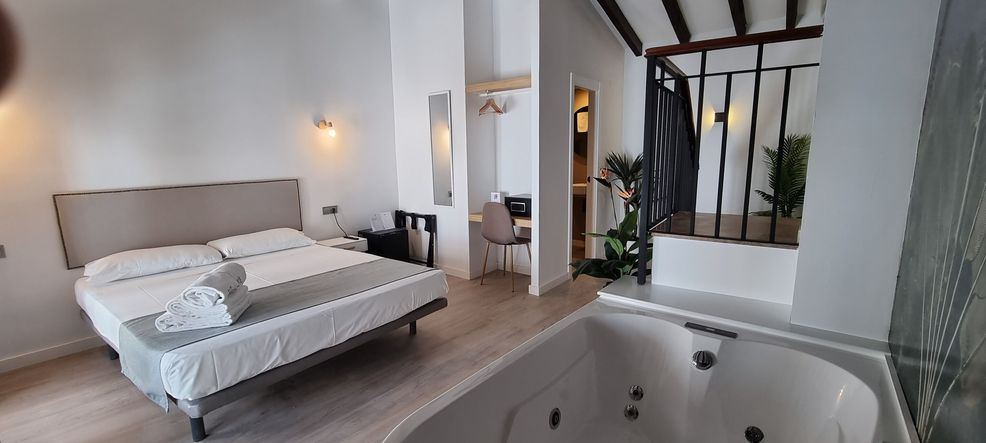 Minibar, pengeskab på værelset, skrivebord, mørklægningsgardiner