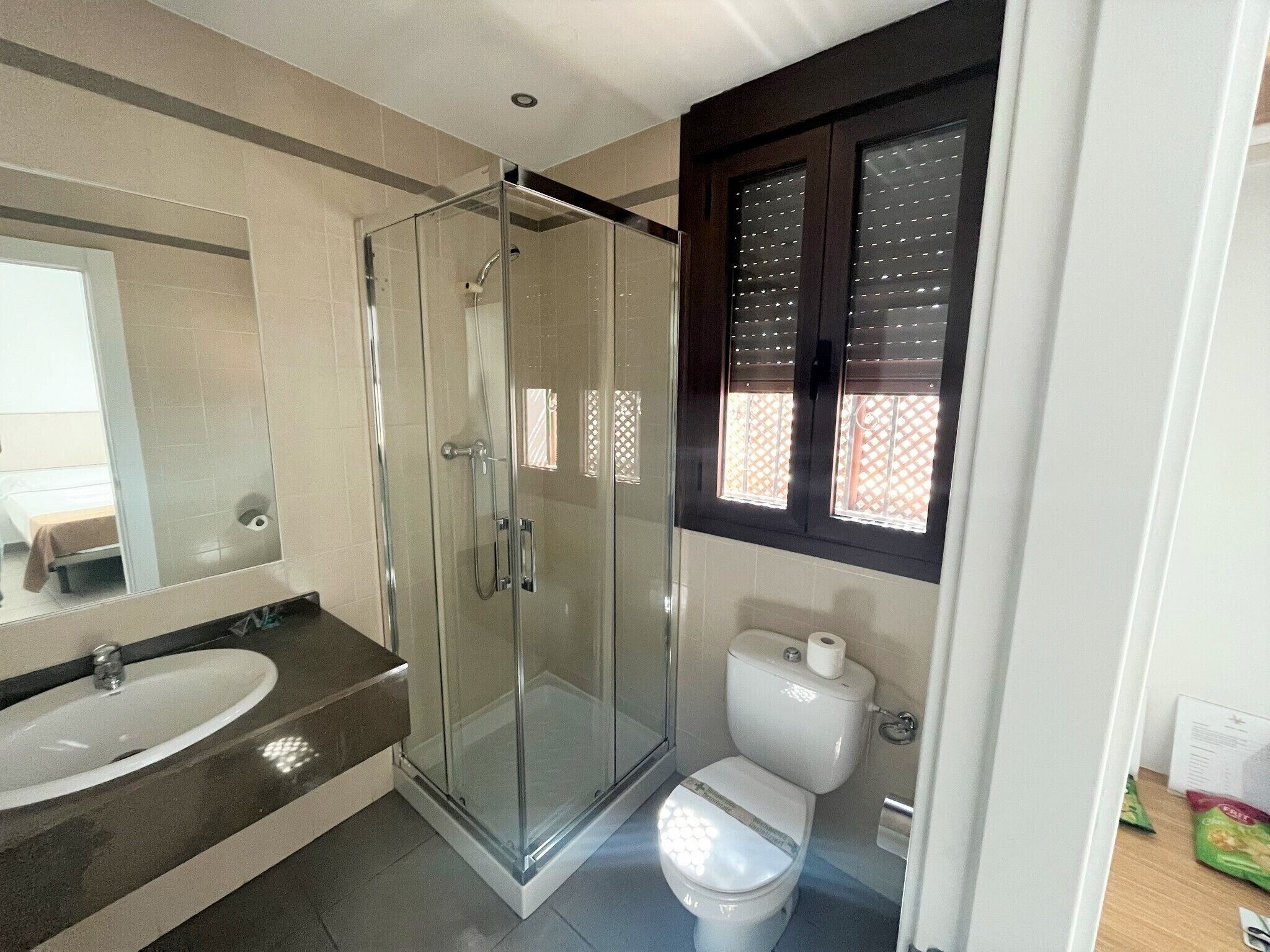 Minibar, caja de seguridad en la habitación y escritorio 