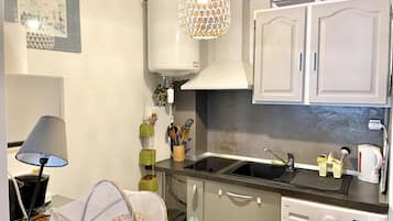 Refrigerador, microondas, horno, placa de cocina