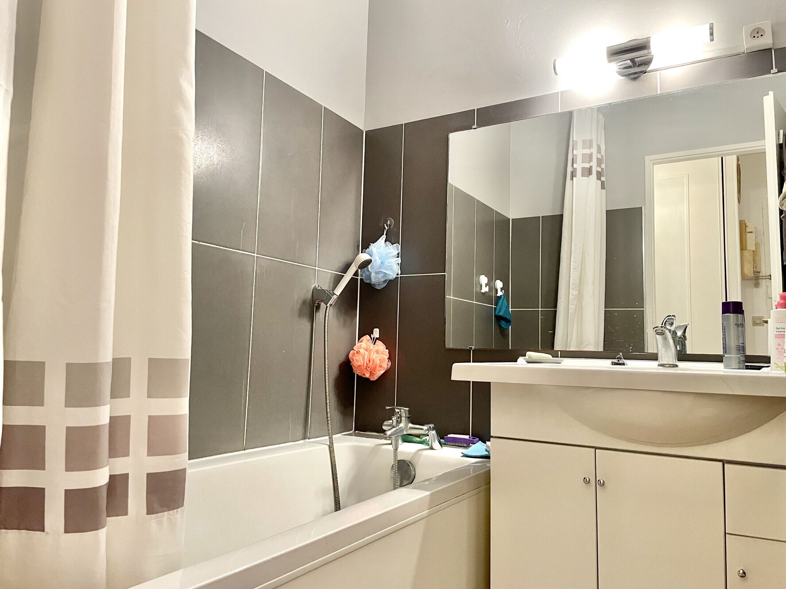 Kylpyamme, hiustenkuivaaja, pyyhkeet