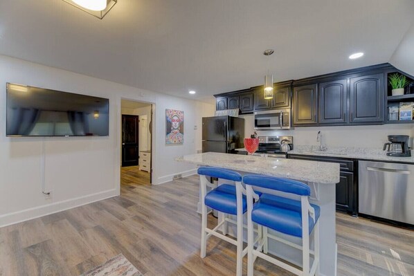 Køleskab, mikrobølgeovn, ovn, kogeplade