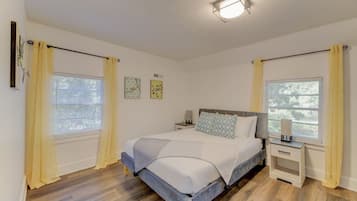 1 habitación, escritorio, tabla de planchar con plancha y cuna de viaje